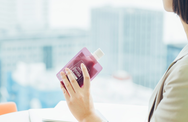 女性が座っている写真2 スマホ用写真